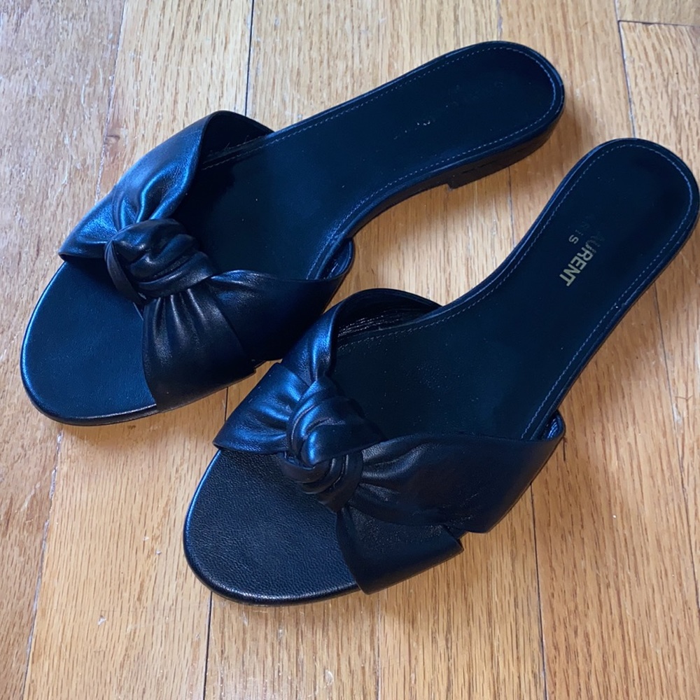 Beautiful SAINT LAUREN flat leather sandals. Black.